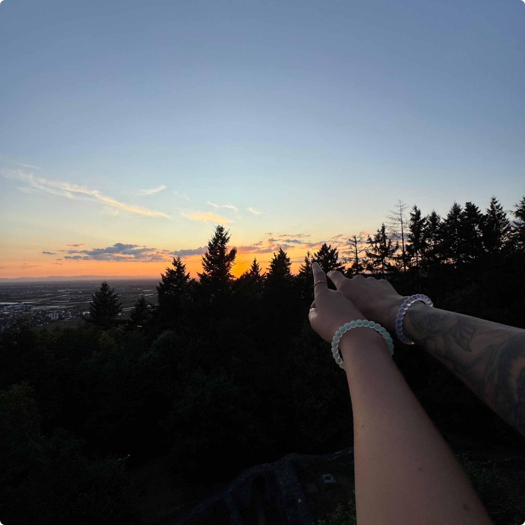 Edelstein Armband aus echtem Amethyst – geschützt in Silikon, einfach zum Hineinschlüpfen | inkl. Affirmationskarte