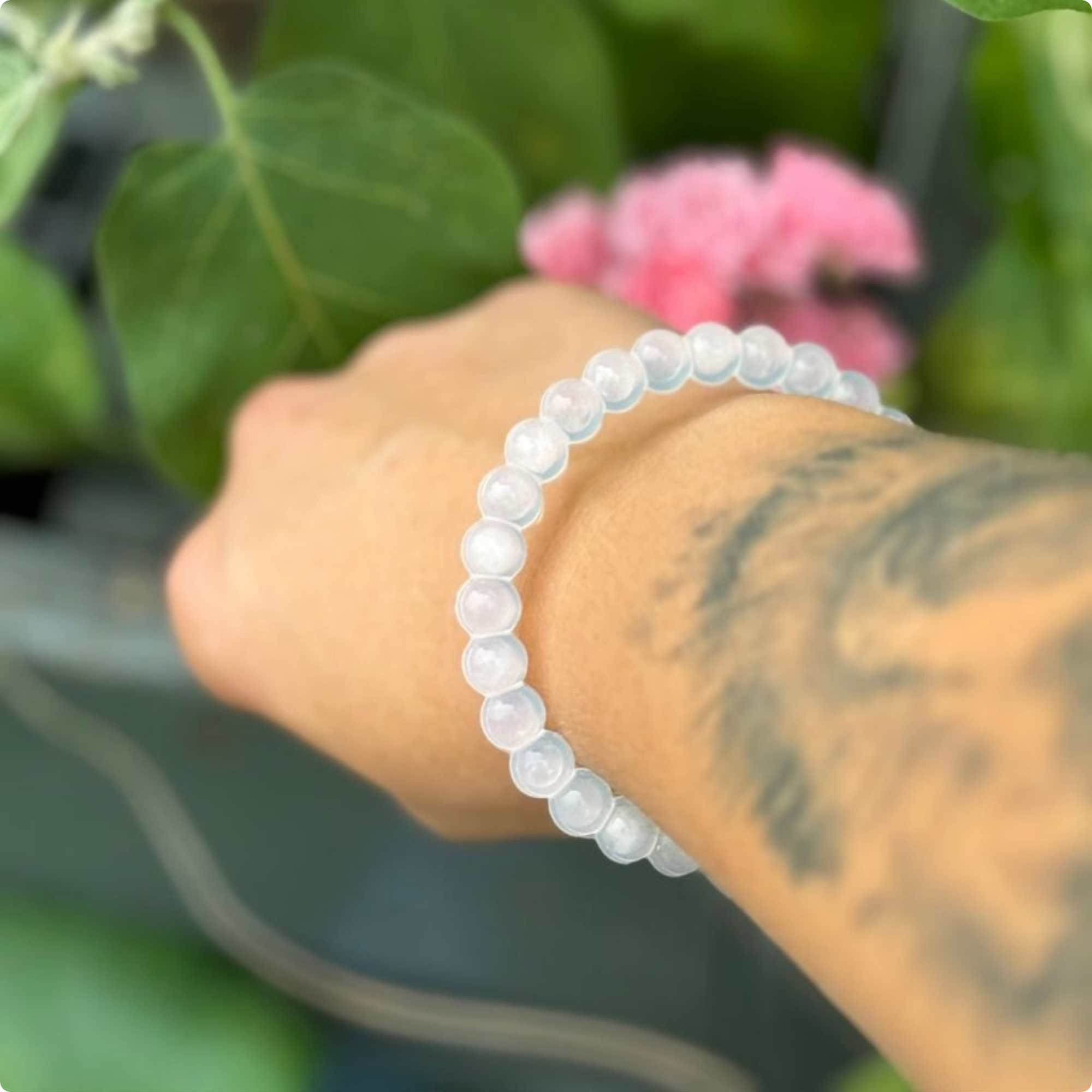 Edelstein Armband aus echtem Rosenquarz – geschützt in Silikon, einfach zum Hineinschlüpfen | Proudtocarry