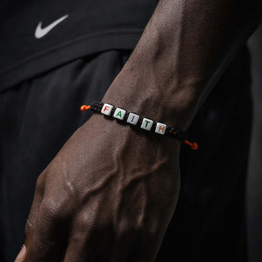 Handgeknüpftes Makramee Armband mit handbemalten Keramikperlen - "FAITH"