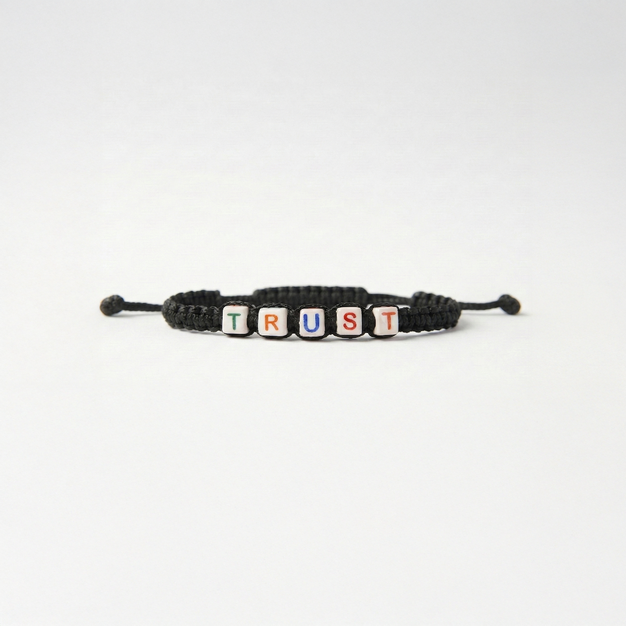 Handmade Makrame - Armband mit Keramik "TRUST"