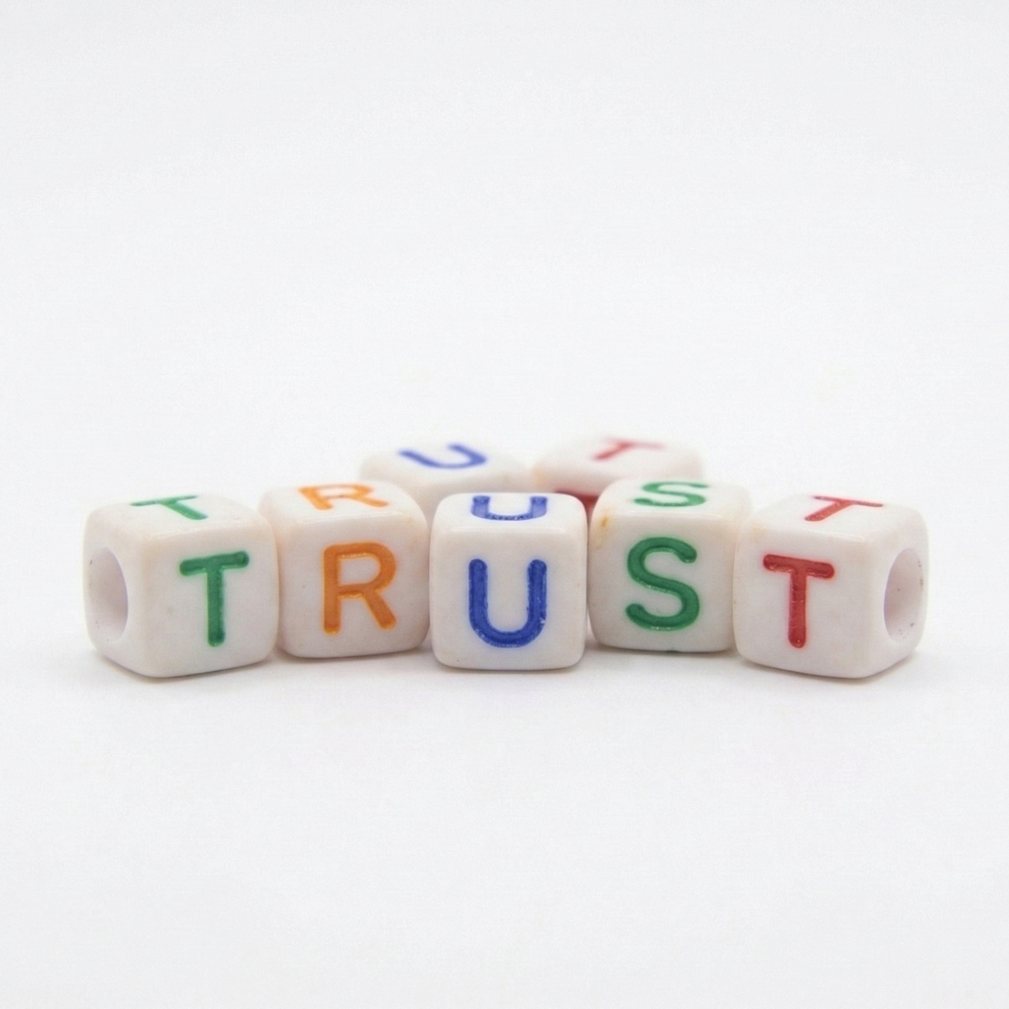 Handgeknüpftes Makramee Armband mit handbemalten Keramikperlen - "TRUST"